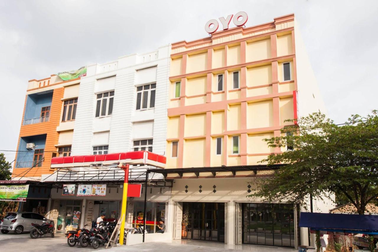 Oyo 2361 Hotel Winston Glugur Екстер'єр фото