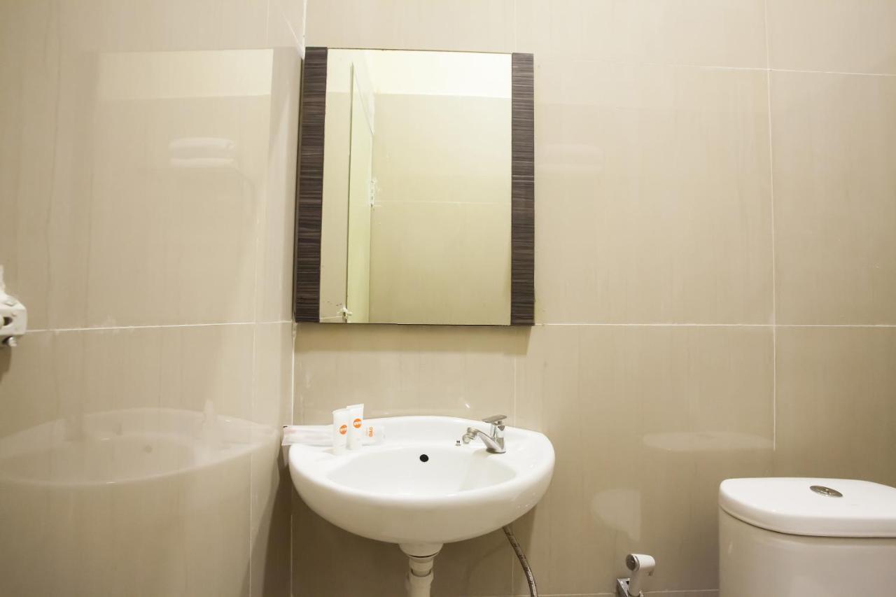 Oyo 2361 Hotel Winston Glugur Екстер'єр фото